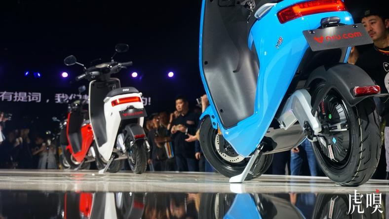 “戴着镣铐”跳舞的小牛